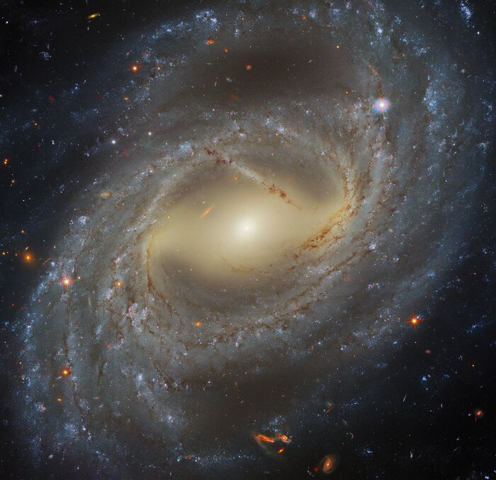 Hubble показал галактический «глаз» в созвездии Тукан