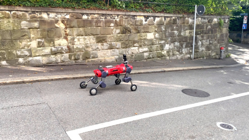 Четырехногого робота на колесах научили пользоваться лестницей