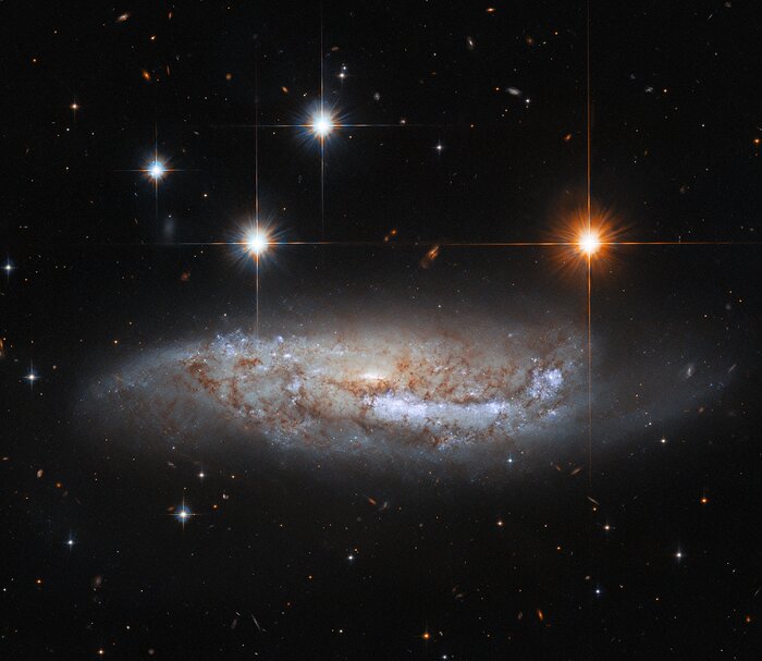 Hubble показал спиральную галактику в созвездии Центавра