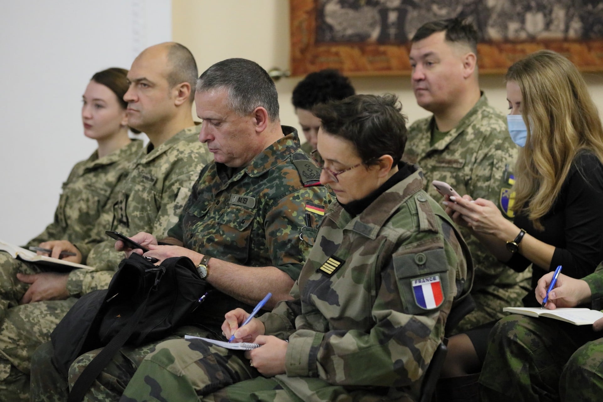 ​Залужный собрал на встречу военных атташе стран ЕС и НАТО: “Обстановка напряжена”