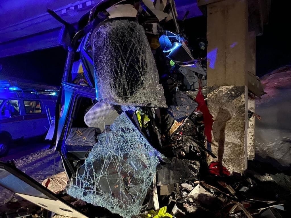 В России автобус врезался в опору моста, много погибших и пострадавших (фото, видео)