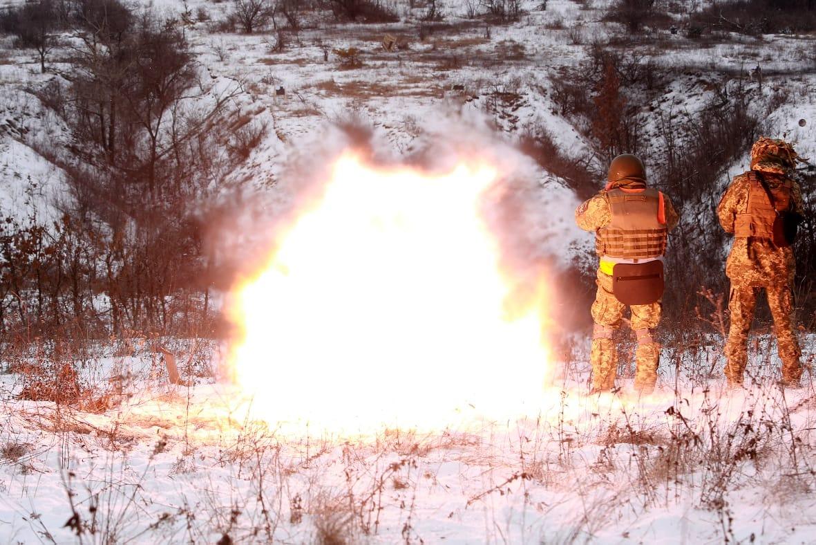 ​Били из РПВ-16: обнародованы кадры боевых стрельб огнеметчиков ВСУ на Донбассе