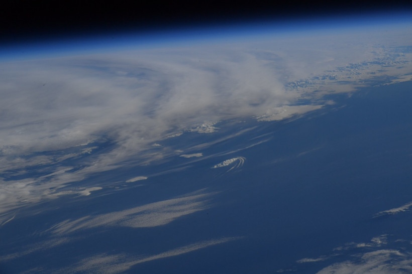 Астронавт NASA поздравил с Новым годом фото из космоса