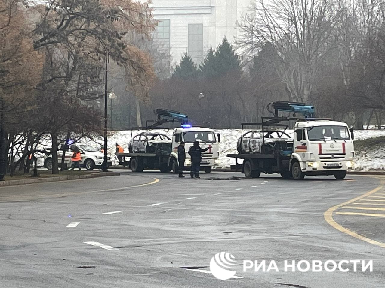 Увозят сожженные полицейские машины. В Казахстане убирают улицы после ночных протестов (фото)