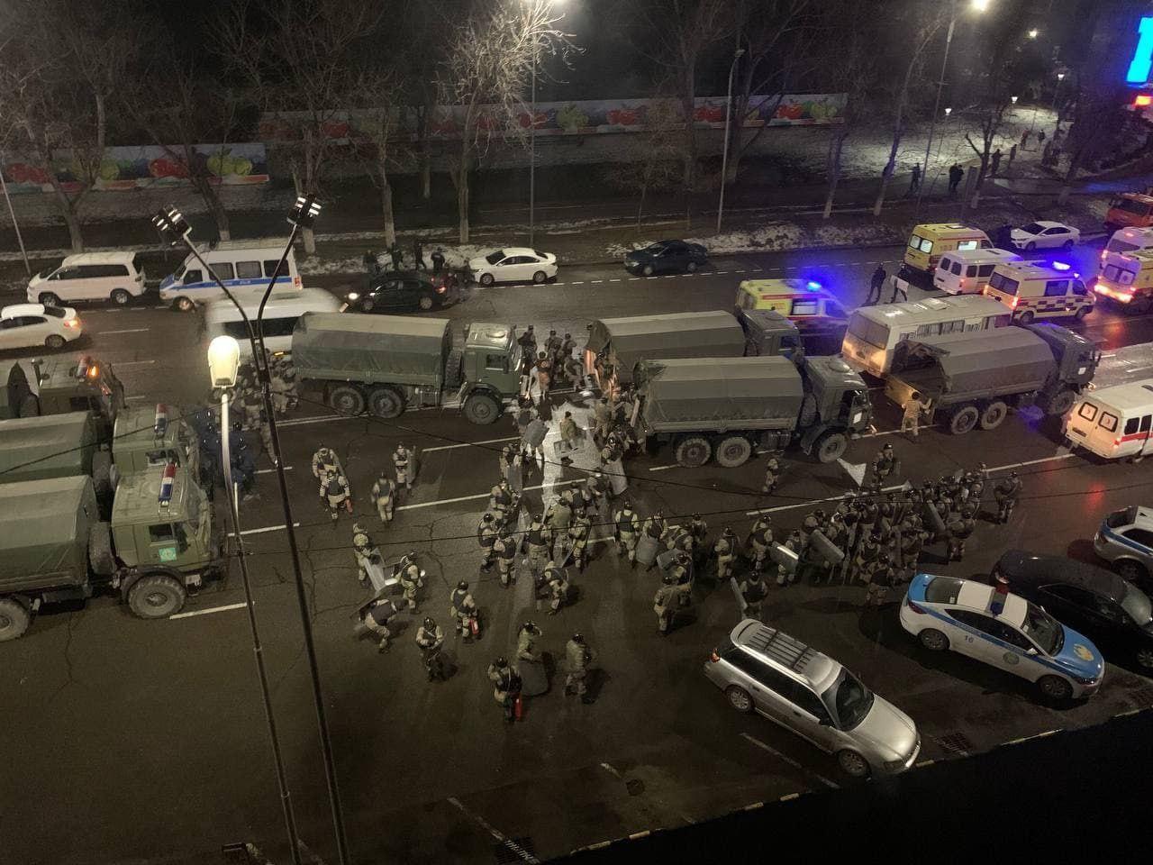 ​“Власть не падет”, - Токаев обратился к восставшим казахам, пока в центре Алматы гремят взрывы