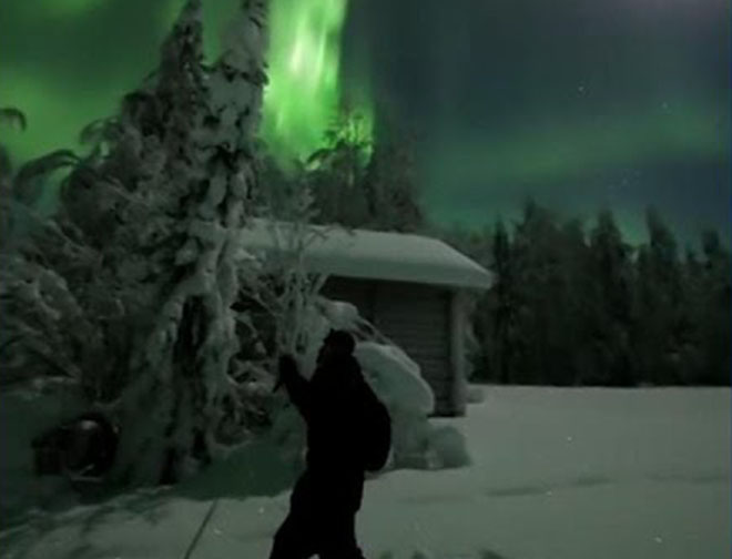 Лыжник запечатлел невероятное северное сияние в Финляндии