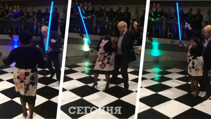 Борис Джонсон устроил "горячие" танцы, в ход пошел меч джедая — яркое видео