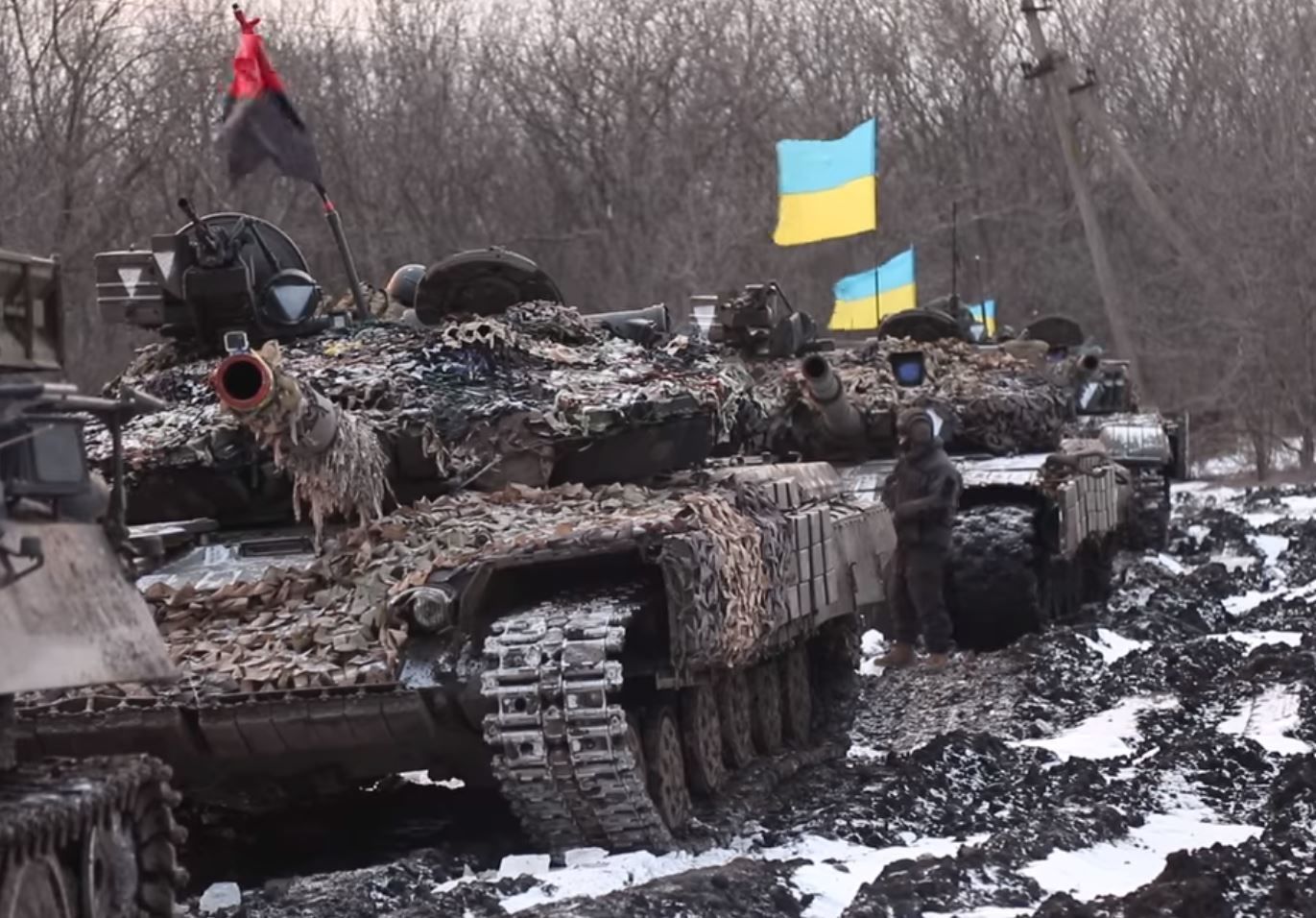 Красно-черные цвета на Донбассе: в зоне ООС прошли танковые учения