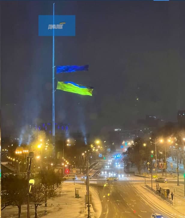 В центре Харькова ураганный ветер порвал флаг на самом высоком флагштоке в Украине