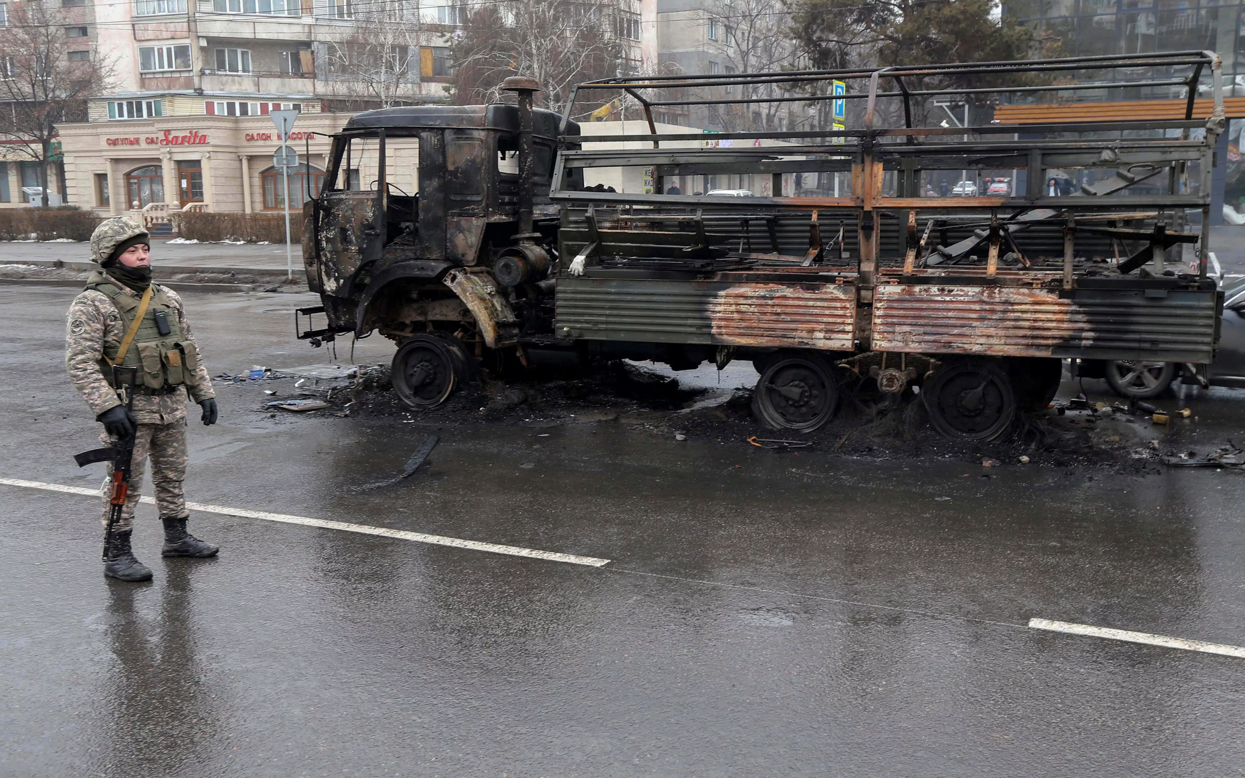 Стрельба, блокпосты и закрытый аэропорт – очевидцы рассказывают о ситуации в Алматы