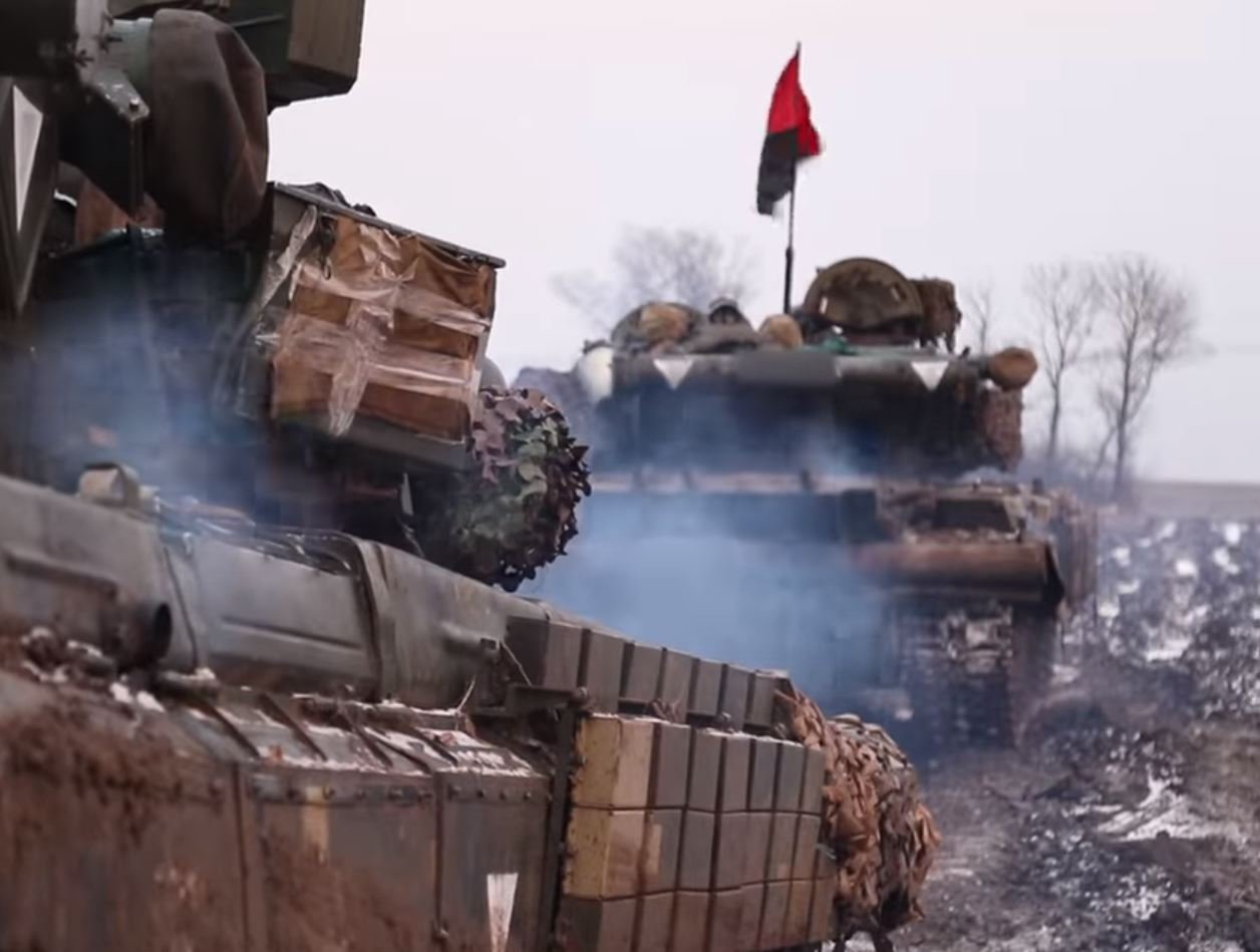 Красно-черные цвета на Донбассе: в зоне ООС прошли танковые учения