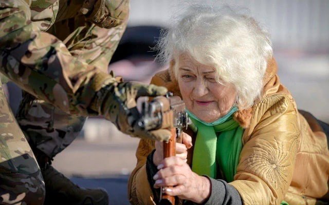 "В бой идут даже старики", - бабушка с автоматом стала знаменитостью в соцсетях