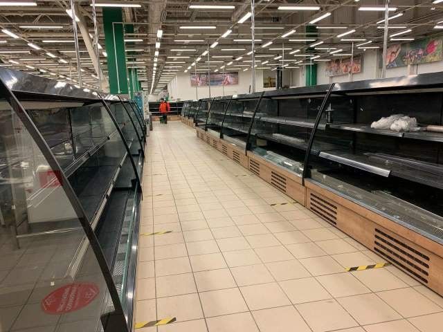 "Импортозамещение" не спасло: в России показали пустые полки магазинов