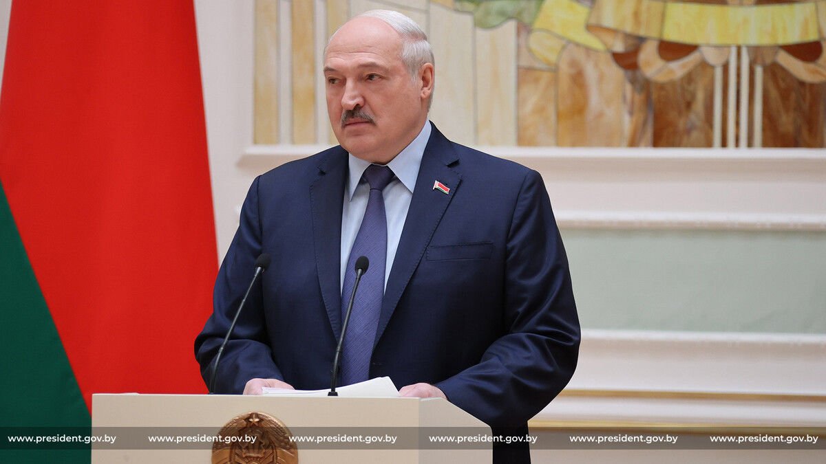 Лукашенко на словах отказался воевать с Украиной, но побоялся осудить Путина