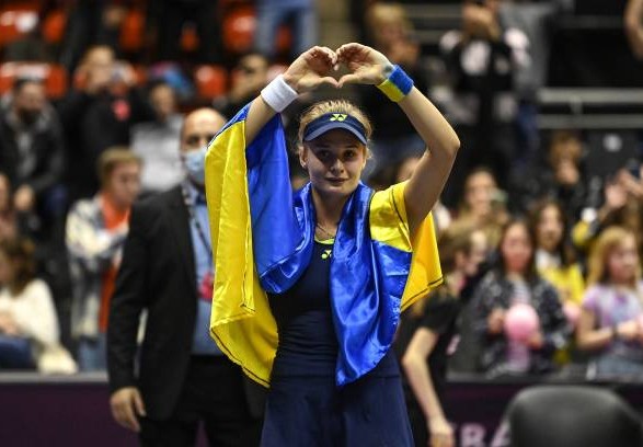 С украинским флагом на плечах: теннисистка Ястремская стала финалисткой турнира во Франции