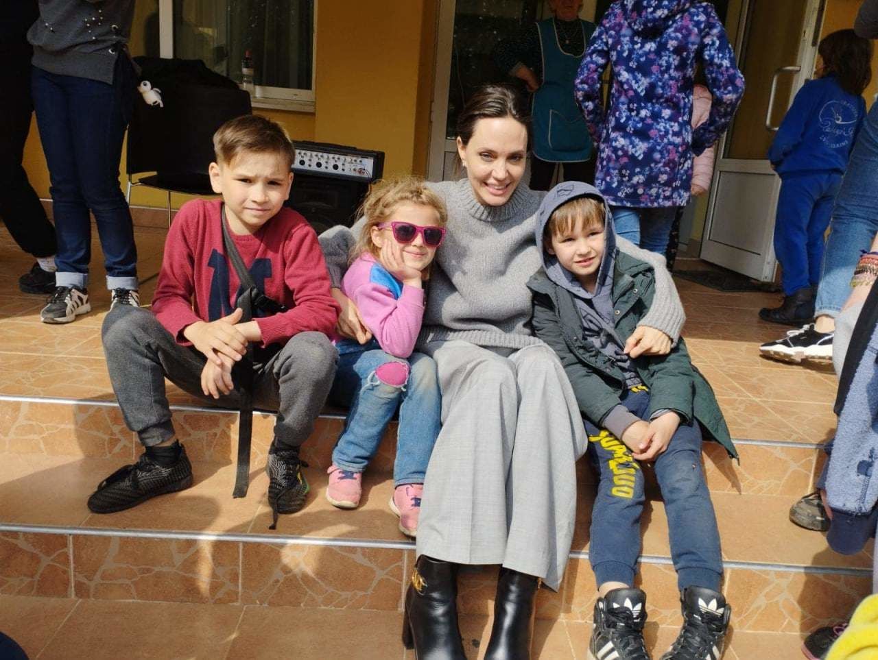 "Жизнь людей имеет значение", - посетившей Украину Джоли пришлось спешно пройти в укрытие