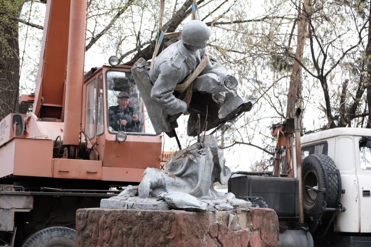 Советский мусор отправляют на свалку: в Черновцах демонтировали сразу два памятника