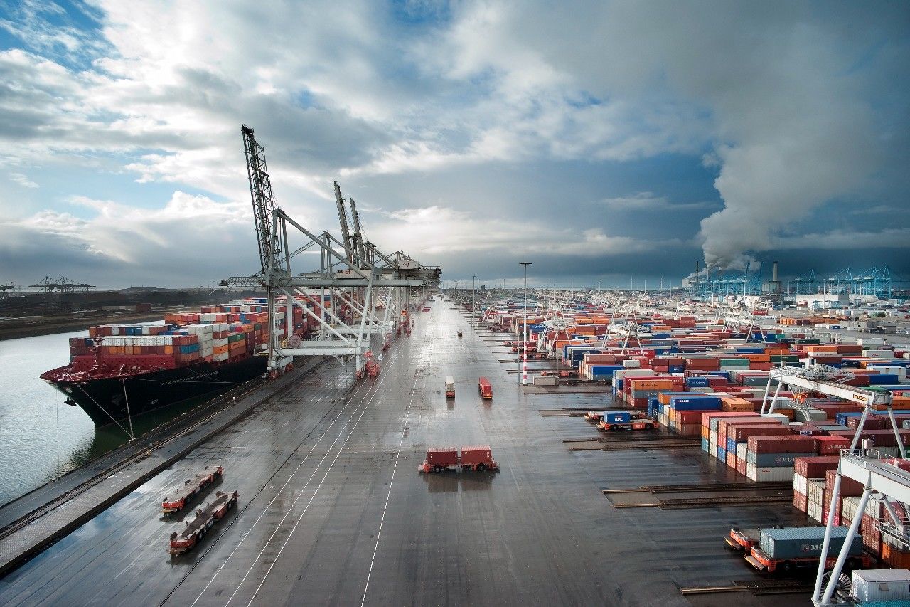 ​"Экстраординарная ситуация", – в порту Роттердама застряли 4,5 тысячи контейнеров для России