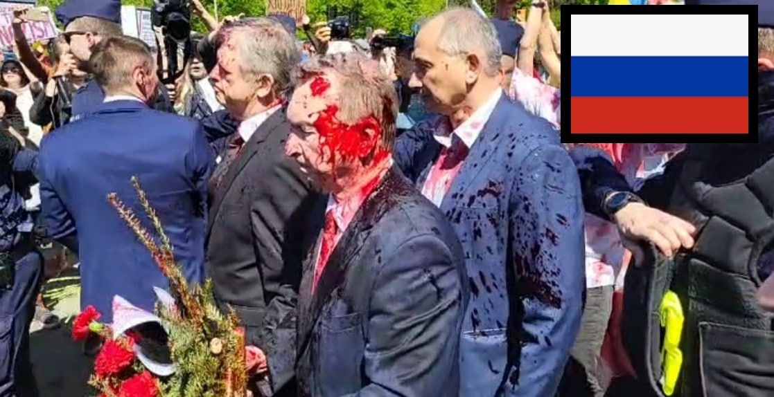 Посла РФ в Польше облили красной краской на кладбище в Варшаве: инцидент попал на видео