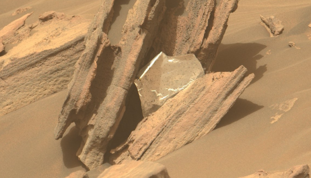 Марсоход Perseverance нашел кусок термоодеяла на Марсе