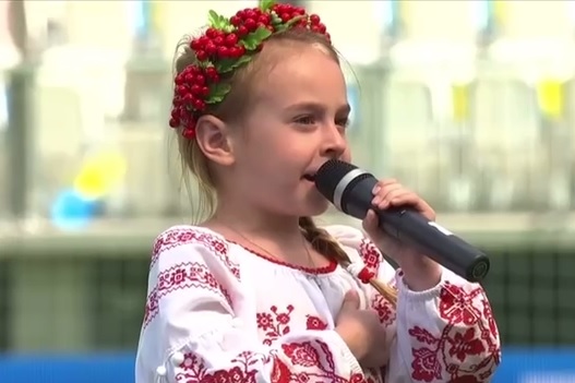 Подпевал весь стадион: 7-летняя Амелия, певшая в столичном бомбоубежище, исполнила гимн Украины перед матчем с Арменией