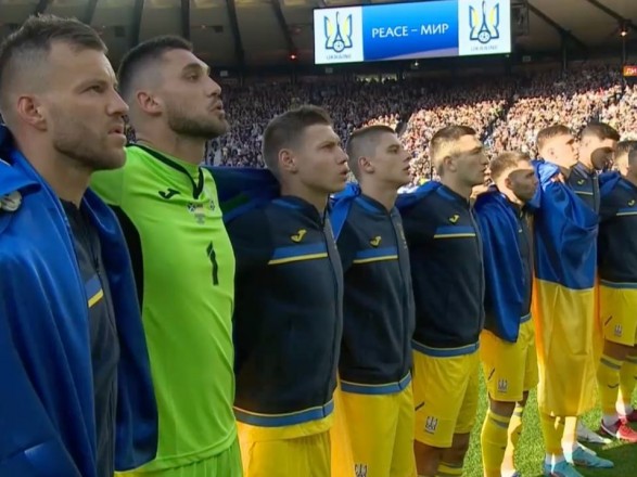 Завернулись в национальные флаги: как футболисты сборной Украины вышли на матч против Шотландии