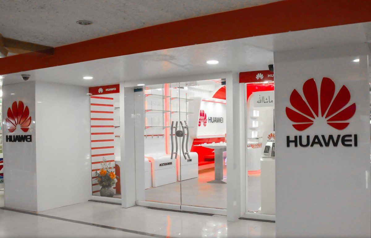Китайская Huawei начала закрывать магазины в России - названа причина 