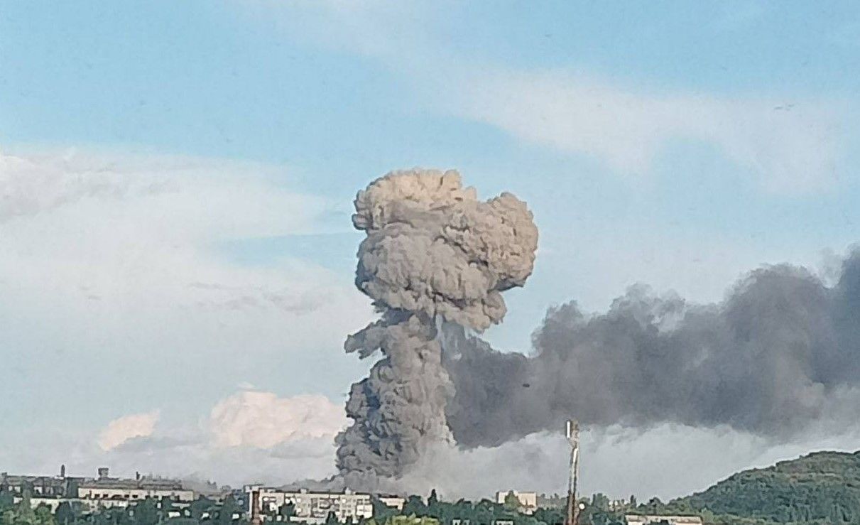Горловка содрогается от взрывов на военной базе оккупантов: горит БК и техника