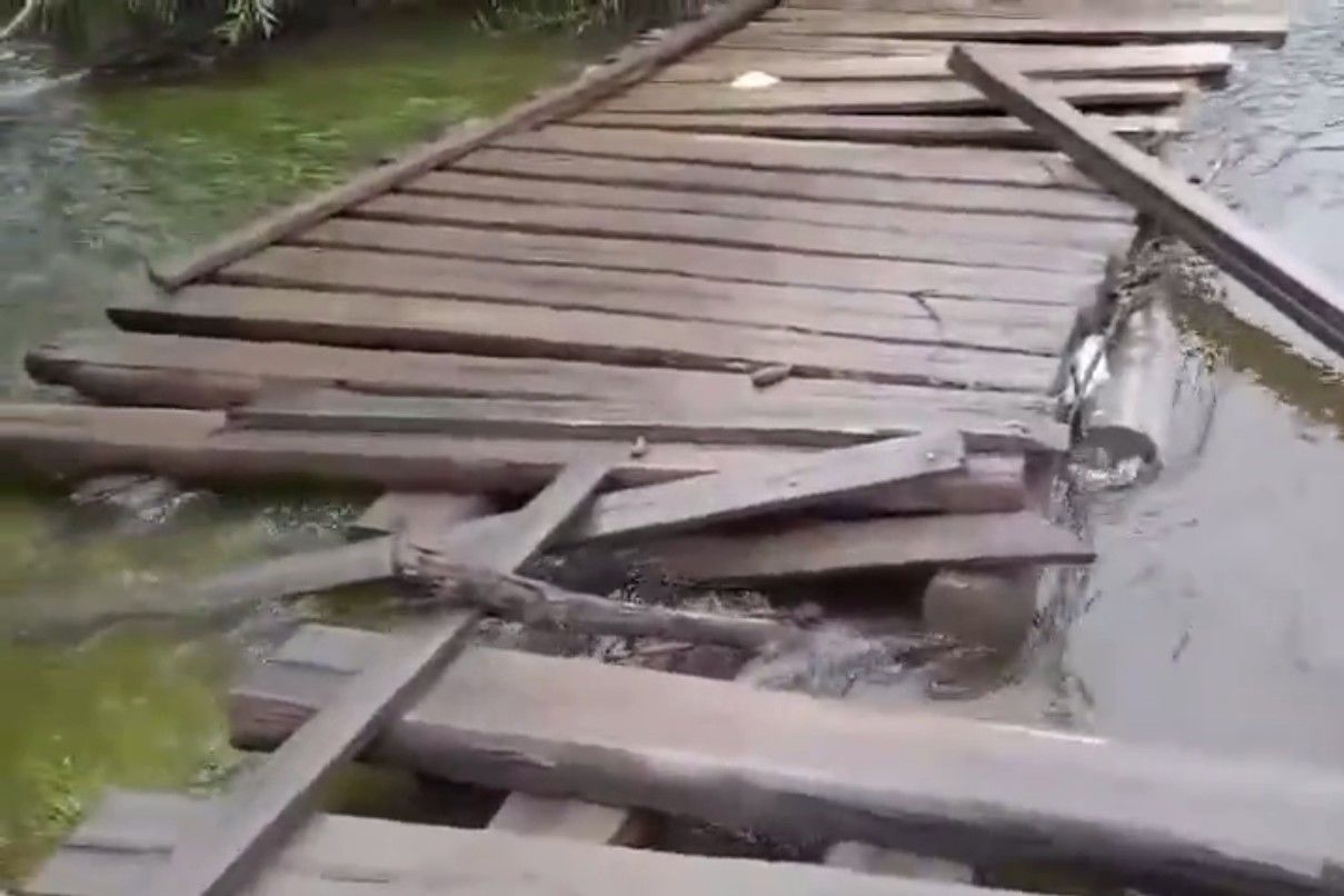 ​В Бурятии рухнул самодельный мост: село с 2 тысячами населения отрезано от цивилизации