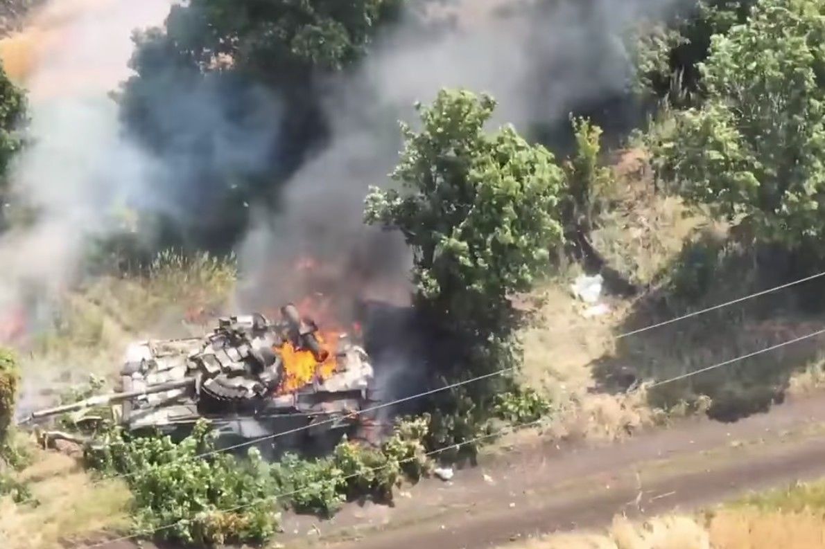 ​Не спрятался: ВСУ нашли в посадке на Донбассе российский Т-80БВ и превратили его в факел