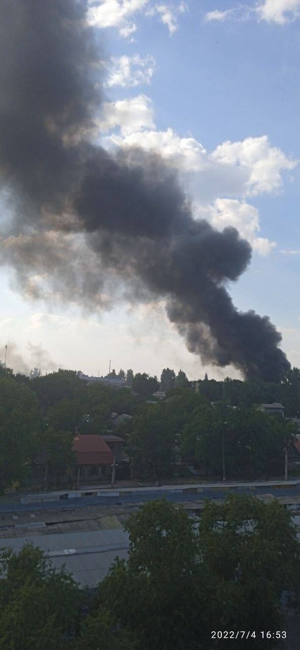 В Донецке мощные прилеты и масштабные пожары - Минобороны РФ официально признало удары по территории "ДНР"
