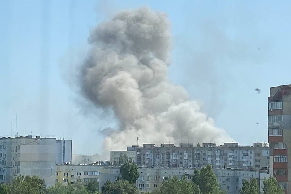 ​В Новой Каховке мощные взрывы: ВСУ сравняли с землей крупную базу ВС РФ на заводе "Сокол"