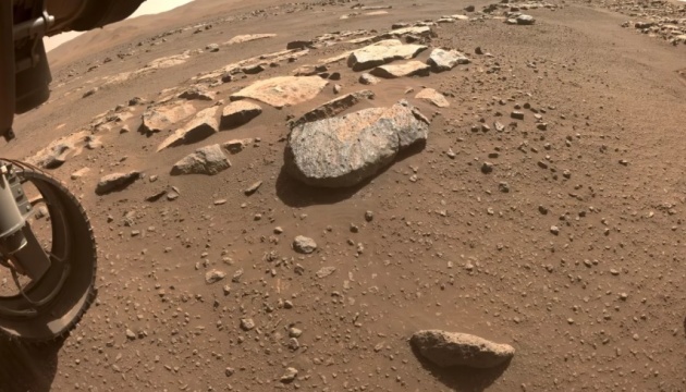 Марсоход Perseverance нашел вулканические камни в кратере, который когда-то был озером