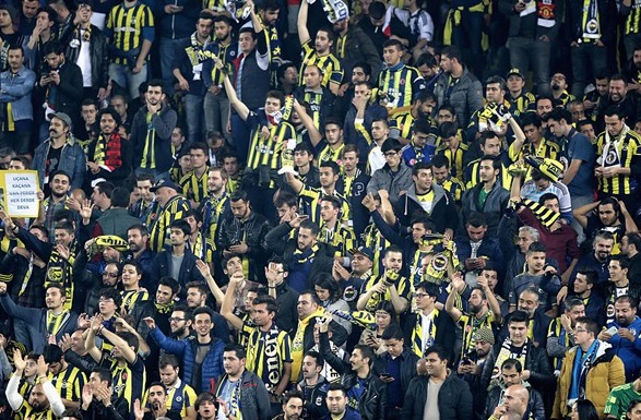 УЕФА оштрафовал турецкий клуб "Фенербахче" за поведение болельщиков во время матча против киевского "Динамо"