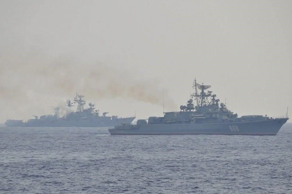 После "хлопков" россияне срочно вывели боевые корабли из бухты Севастополя, в небе кружит вертолет