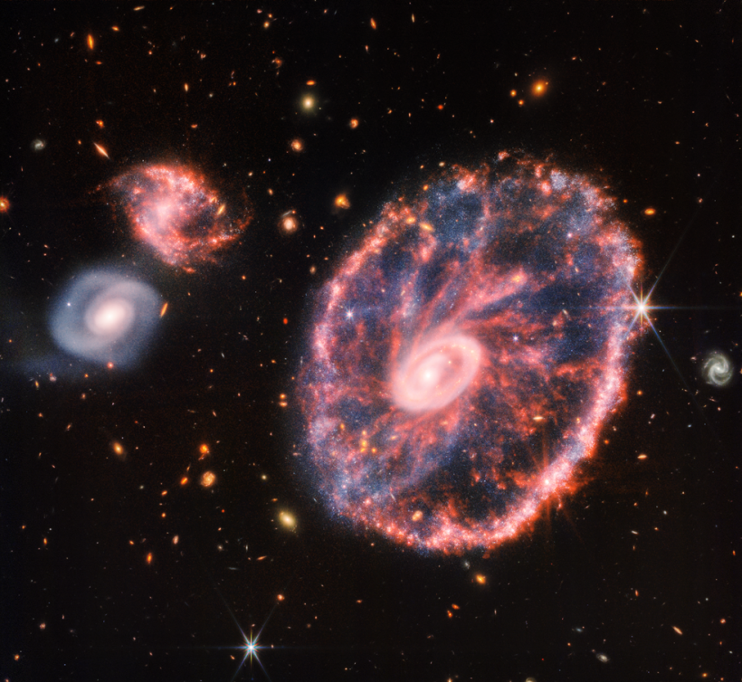 James Webb показал галактику Колесо Воза за облаком космической пыли