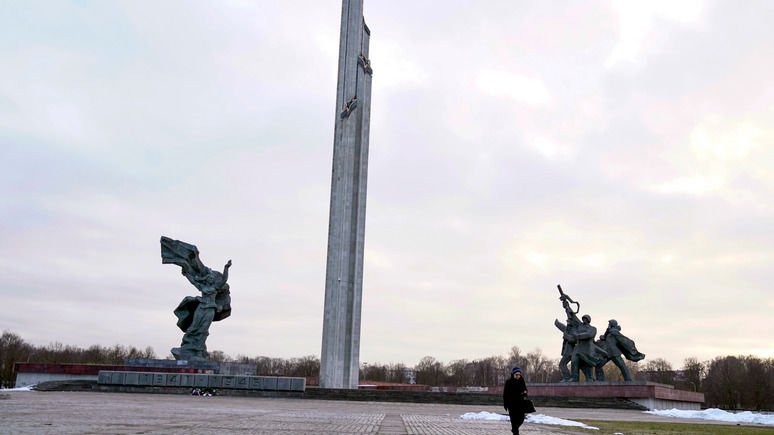 В Риге снесли памятник советским воинам: Латвия хочет забыть о временах оккупации