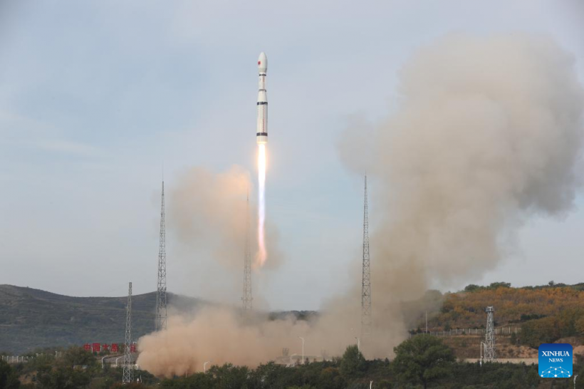 Китай запустил в космос три экспериментальных спутника