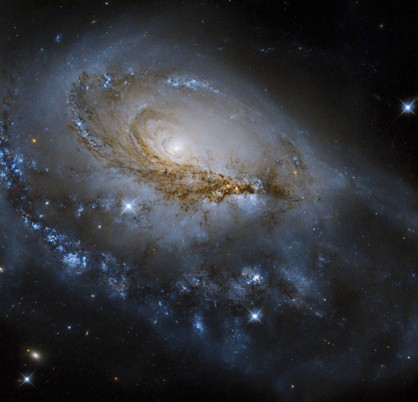 Hubble показал спиральную галактику в созвездии Жираф