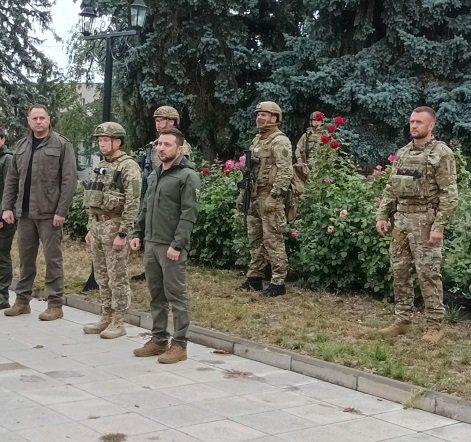 Зеленский приехал в Изюм, подняв Флаг Украины вместе с десантниками: знаковые кадры