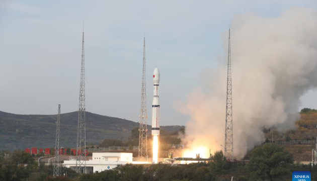 Китай запустил в космос три экспериментальных спутника