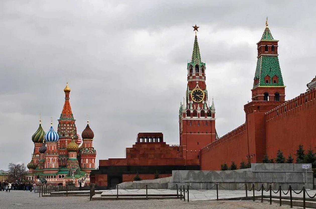 Россия начинает перекрывать внешние границы: источник в Кремле назвал дату
