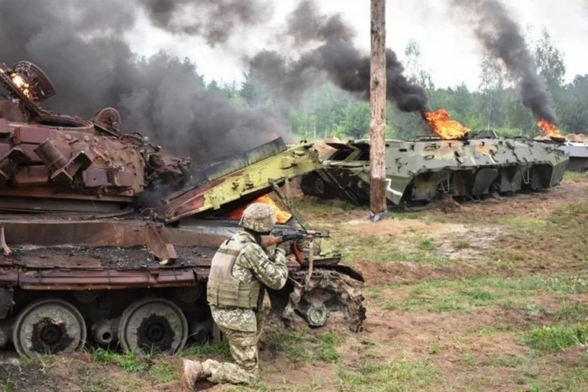 ВСУ разгромили отряд ЧВК Вагнера артиллерией: дрон снял, как напуганный россиян крестится под взрывами
