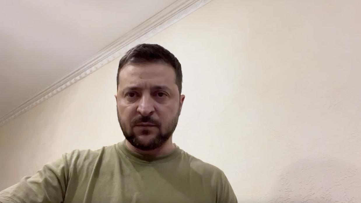 Зеленский после взрыва на Крымском мосту призвал оккупантов сдаваться: "Других вариантов не оставим"
