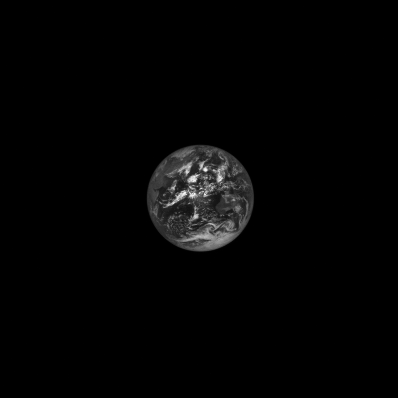 Зонд NASA сделал невероятные снимки Земли и Луны