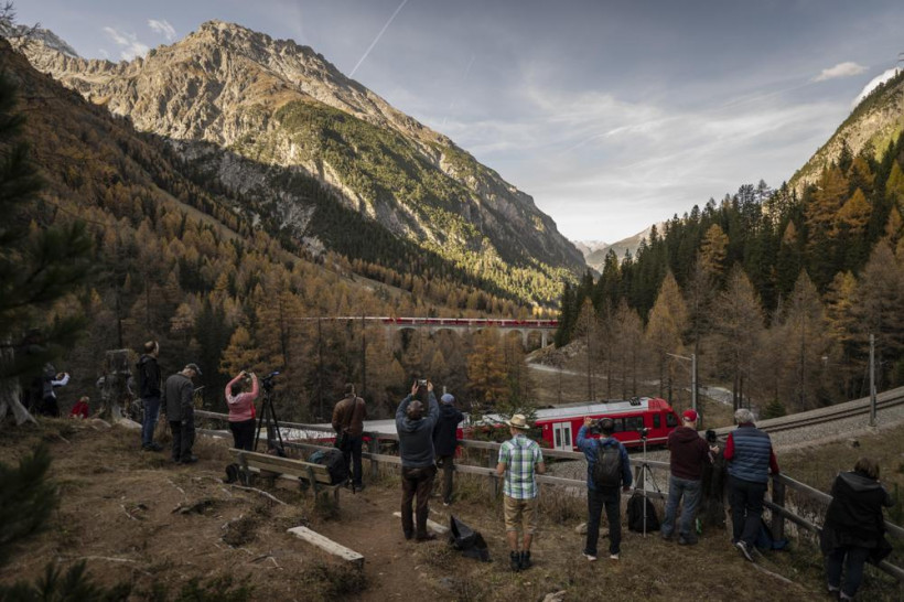 В Швейцарии запустили самый длинный в истории пассажирский поезд - почти 2 километра