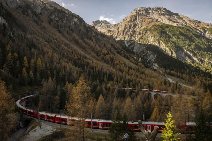 В Швейцарии запустили самый длинный в истории пассажирский поезд - почти 2 километра