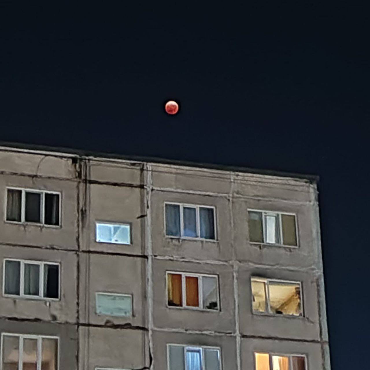 Над Россией взошла "кровавая" Луна – россияне узрели в этом плохой знак для своей страны