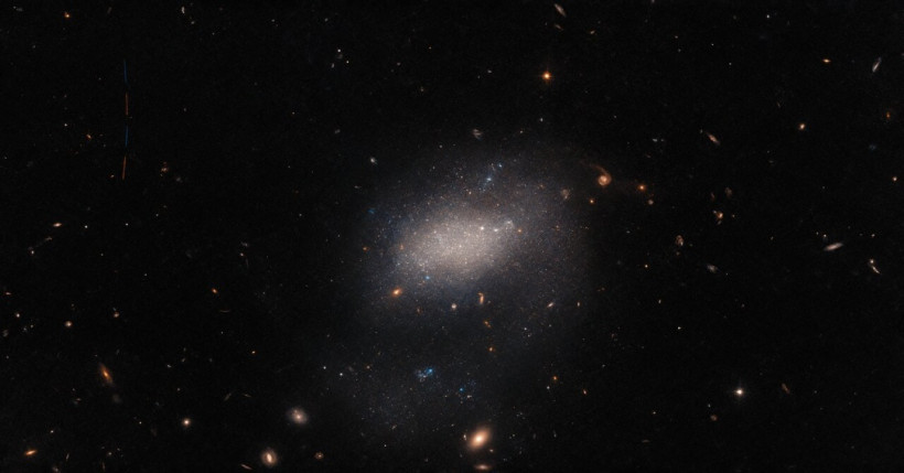 Hubble показал карликовую неправильную галактику в созвездии Девы