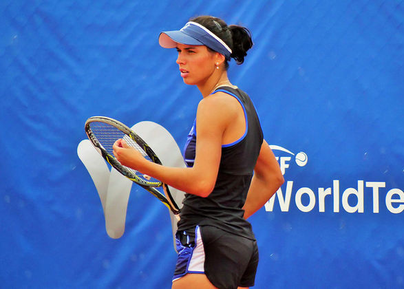 Страхова вышла в четвертьфинал теннисного турнира в Колумбии